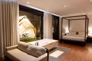 - un salon avec un canapé, un lit et une grande fenêtre dans l'établissement The Classic by Hotelone, à Changdong-ni 165 autres photos