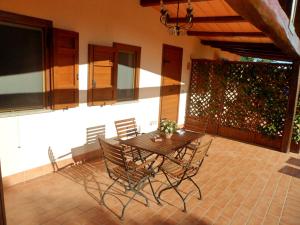 a dining room with a table and chairs and a television at Podere Oca Bianca in Pescia Romana
