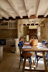 a dining room with a table and chairs and a kitchen at Miradorio Rural Boutique Apto Tussio in Ruiloba