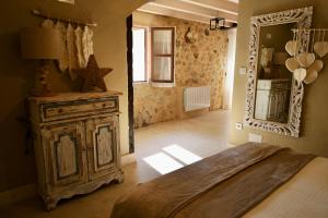 a bedroom with a wooden dresser and a mirror at Miradorio Rural Boutique Apto Tussio in Ruiloba