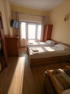 a hotel room with two beds and a window at Pokoje Gościnne Vip in Jantar
