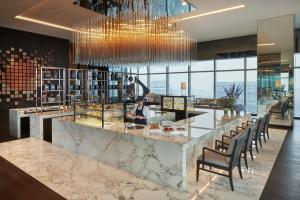 Ein Restaurant oder anderes Speiselokal in der Unterkunft Park Hyatt Jakarta 