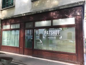 布洛涅-比扬古Idéal pour visiter Paris的橱窗上带有标志的商店前 更多3张照片