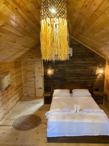 Ένα ή περισσότερα κρεβάτια σε δωμάτιο στο White Country Bungalow Tree House And Hotel