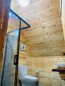 Ένα μπάνιο στο White Country Bungalow Tree House And Hotel