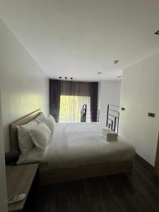 Postel nebo postele na pokoji v ubytování Utopia Loft Residence, Naiharn + 15 fotografií