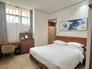 Giường trong phòng chung tại H Life Hotel (Shenzhen Sea World Branch)
