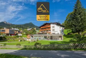 Pemandangan gunung umum atau pemandangan gunung yang diambil dari hotel