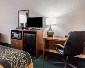 TV a/nebo společenská místnost v ubytování Quality Inn Waynesburg - Morrisville