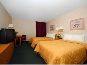Postel nebo postele na pokoji v ubytování Quality Inn Waynesburg - Morrisville