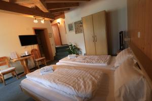 Postel nebo postele na pokoji v ubytování Hotel Wildbach Brienz