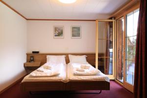 Postel nebo postele na pokoji v ubytování Hotel Wildbach Brienz