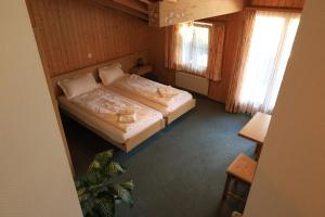 Postel nebo postele na pokoji v ubytování Hotel Wildbach Brienz
