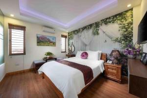 ノイバイにあるViet Village Hotelのベッドルーム1室(ベッド1台付)、花の壁
