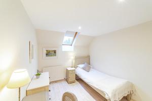 a small bedroom with a bed and a lamp at Penninghame Estate - Bruce Apartment in Challoch