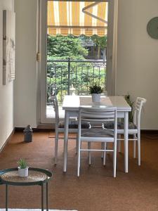 a white table and chairs in a room with a window at Messewohnung Düsseldorf in Düsseldorf