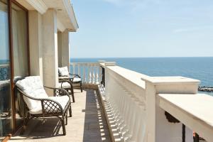 uma varanda com cadeiras e vista para o oceano em Villa Katalina em Varna
