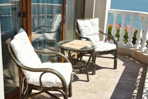 Duas cadeiras e uma mesa numa varanda em Villa Katalina em Varna City