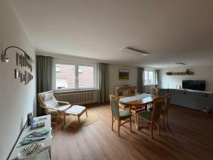 a living room with a table and chairs at Ferienwohnung Nagel in Gersheim