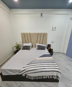 a bedroom with a large bed with a large headboard at Jab We Met-Bir Billing in Baijnāth