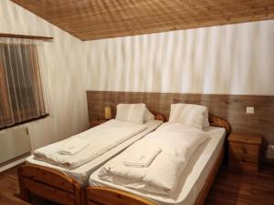 Postel nebo postele na pokoji v ubytování Hotel Wildbach Brienz