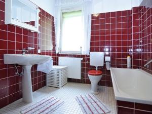 Bilik mandi di Spacious group house in the Harz region