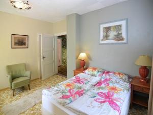 Katil atau katil-katil dalam bilik di Spacious group house in the Harz region