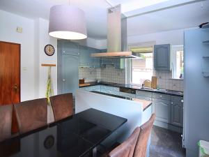 Dapur atau dapur kecil di Spacious group house in the Harz region