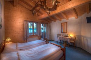 Postel nebo postele na pokoji v ubytování Hotel Wildbach Brienz