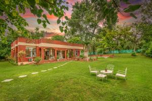 Taman di luar Hostie Tranquil Greens farmhouse near Golf course road Gurgaon