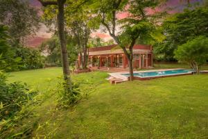 Kolam renang di atau dekat dengan Hostie Tranquil Greens farmhouse near Golf course road Gurgaon