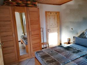 Ένα ή περισσότερα κρεβάτια σε δωμάτιο στο Ferienwohnung Maifeld