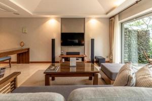 TV a/nebo společenská místnost v ubytování The Seaes Hotel & Resort