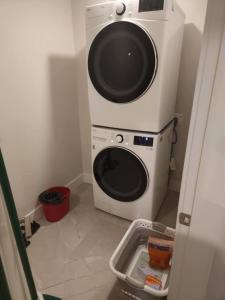 バンクーバーにあるmetropolitan 2-Bedroom condo Oak stの小さな部屋に洗濯機と乾燥機があります。