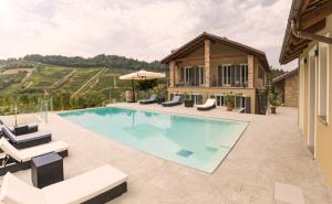 a villa with a swimming pool and a house at Casa Visette in Monforte dʼAlba