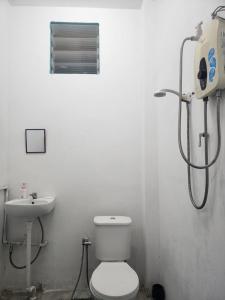 a bathroom with a toilet and a sink at Homestay Zaishazali in Gelugor
