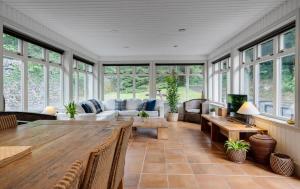 Posezení v ubytování Mid Lodge, Penninghame Estate