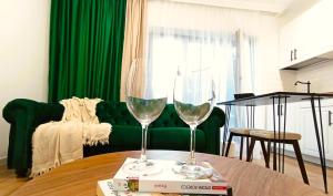 克卢日-纳波卡Casa de sub Nuc的桌子上放两杯酒杯