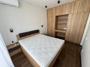 Katil atau katil-katil dalam bilik di Квартира новобудова ЖК Республіка