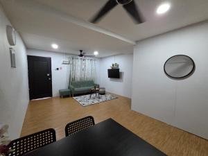 TV a/nebo společenská místnost v ubytování Deefah Homestay Taman Sepanggar Kota Kinabalu