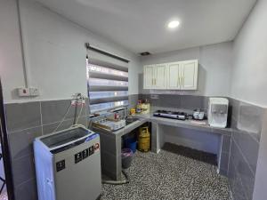 Kuchyň nebo kuchyňský kout v ubytování Deefah Homestay Taman Sepanggar Kota Kinabalu