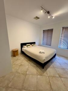 Katil atau katil-katil dalam bilik di Seacrest - Spacious Beachside Retreat