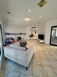 Ruang duduk di Seacrest - Spacious Beachside Retreat