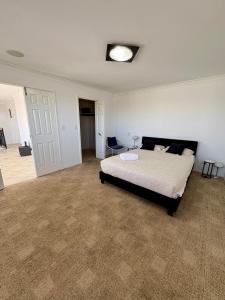 Katil atau katil-katil dalam bilik di Seacrest - Spacious Beachside Retreat