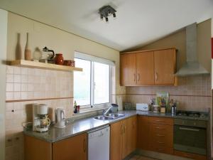 Η κουζίνα ή μικρή κουζίνα στο Spacious holiday home on estate near Covas
