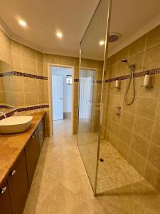 Bilik mandi di Seacrest - Spacious Beachside Retreat +26 gambar