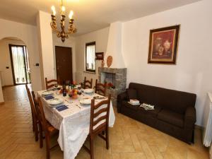 Ruang duduk di Peaceful Villa in Montefiascone with Bubble Bath