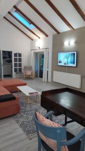 ein Wohnzimmer mit Klavier und Sofa in der Unterkunft Casa Grande in Ghermăneşti