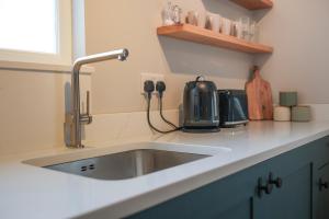 Η κουζίνα ή μικρή κουζίνα στο Luxury 1-Bed Apartment - Free Parking - Heart of Southville