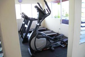 The fitness centre and/or fitness facilities at Hotel California Panama